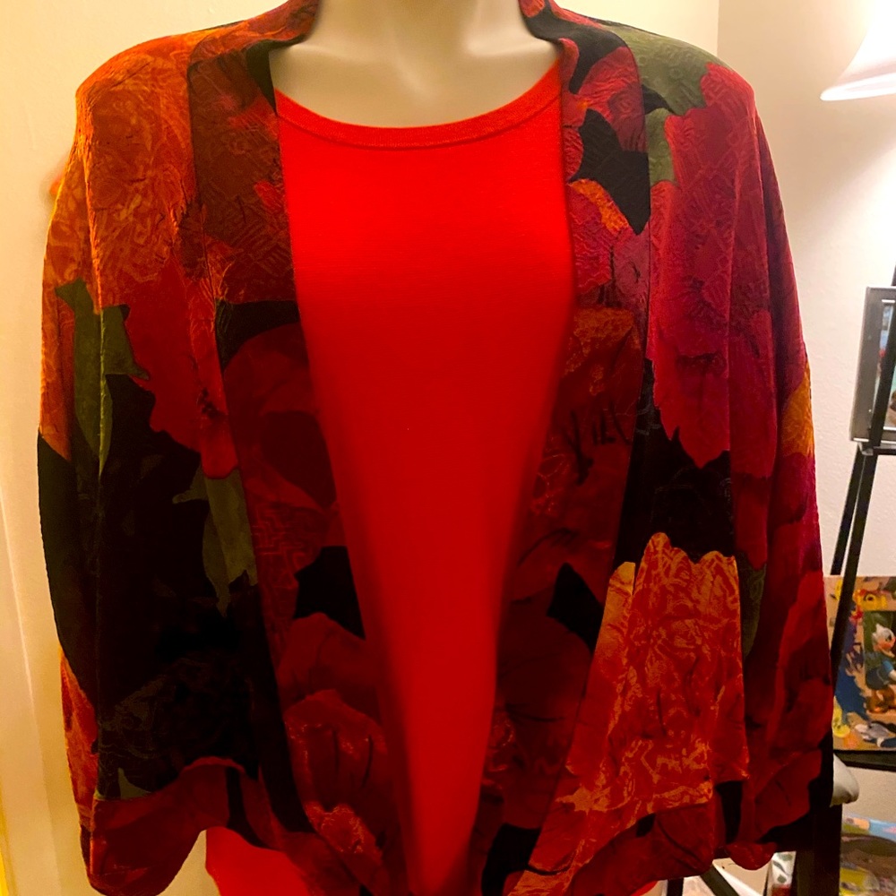 Chico’s short tie front kimono. Gorgeous design